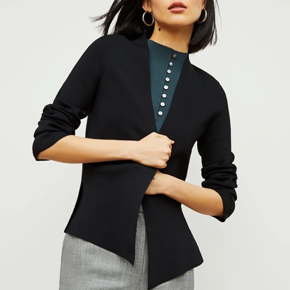 Sophisticated Black Blazer with Tailored Fit and Luxurious Fabric - Picture 9 of 9